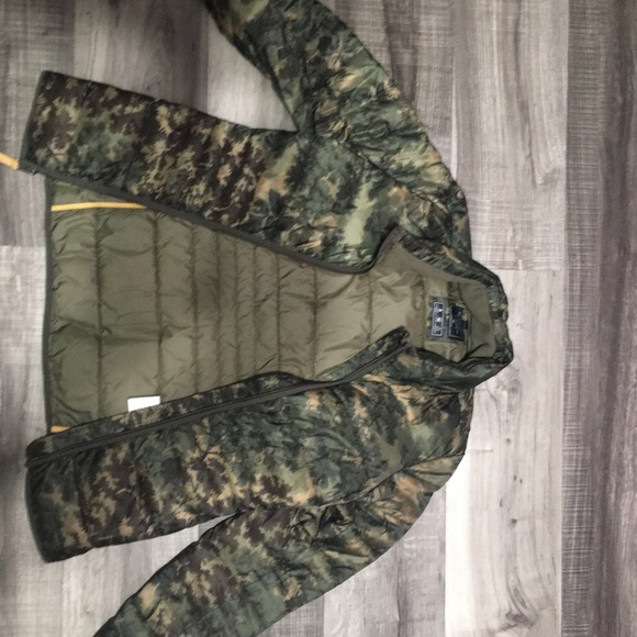 Abercrombie and Fitch - Picture 8 of 8